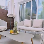 펜션 Downtown Retreat 레메소스