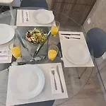 Downtown Retreat 레메소스